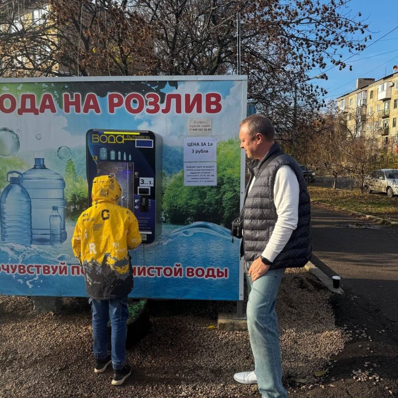 Роман Конев: 11 ноября 2025 года депутаты Горловского городского совета от фракции «Единая Россия» – Даниил Карабаев, Александр Кунов, Евгений Прокопович и Эдуард Полепкин – развезли воду и посетили места подвоза воды Роман Конев: 11 ноября 2025 года депутаты Горловского городского совета от фракции «Единая Россия» – Даниил Карабаев, Александр Кунов, Евгений Прокопович и Эдуард Полепкин – развезли воду и посетили места подвоза воды