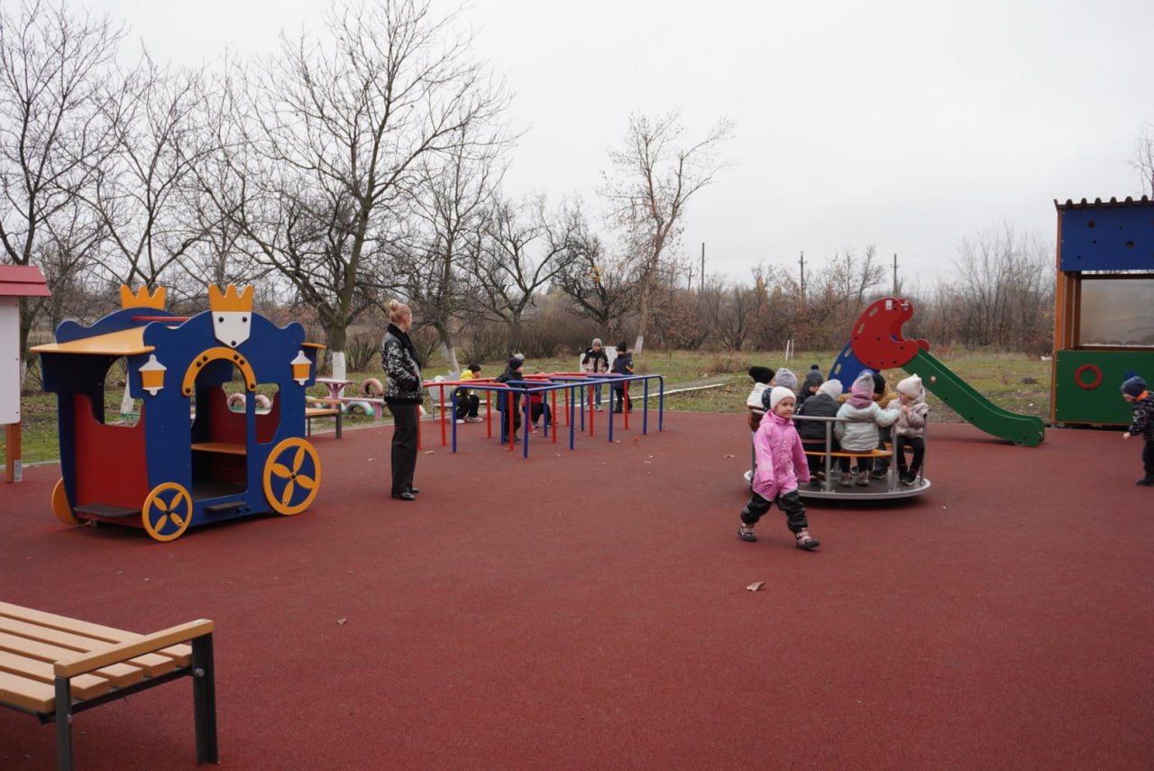 Сотрудница шахтерского УВК № 1 поблагодарила сахалинцев за новую площадку Сотрудница шахтерского УВК № 1 поблагодарила сахалинцев за новую площадку
