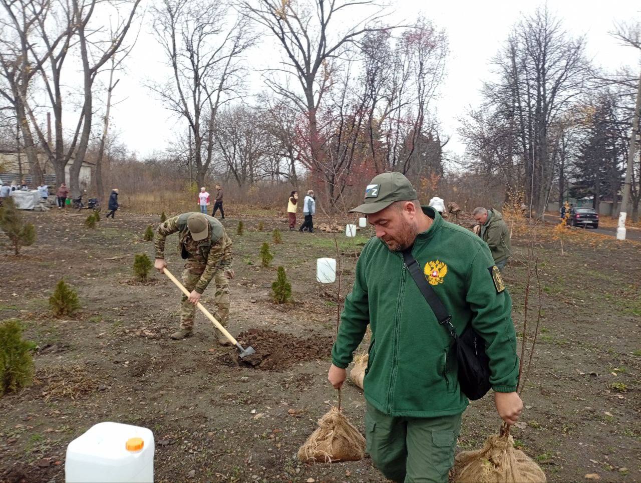 В память о погибших на Донбассе высадили деревья и открыли «Аллею славы» в пгт Рассыпное, Донецкой Народной Республики В память о погибших на Донбассе высадили деревья и открыли «Аллею славы» в пгт Рассыпное, Донецкой Народной Республики