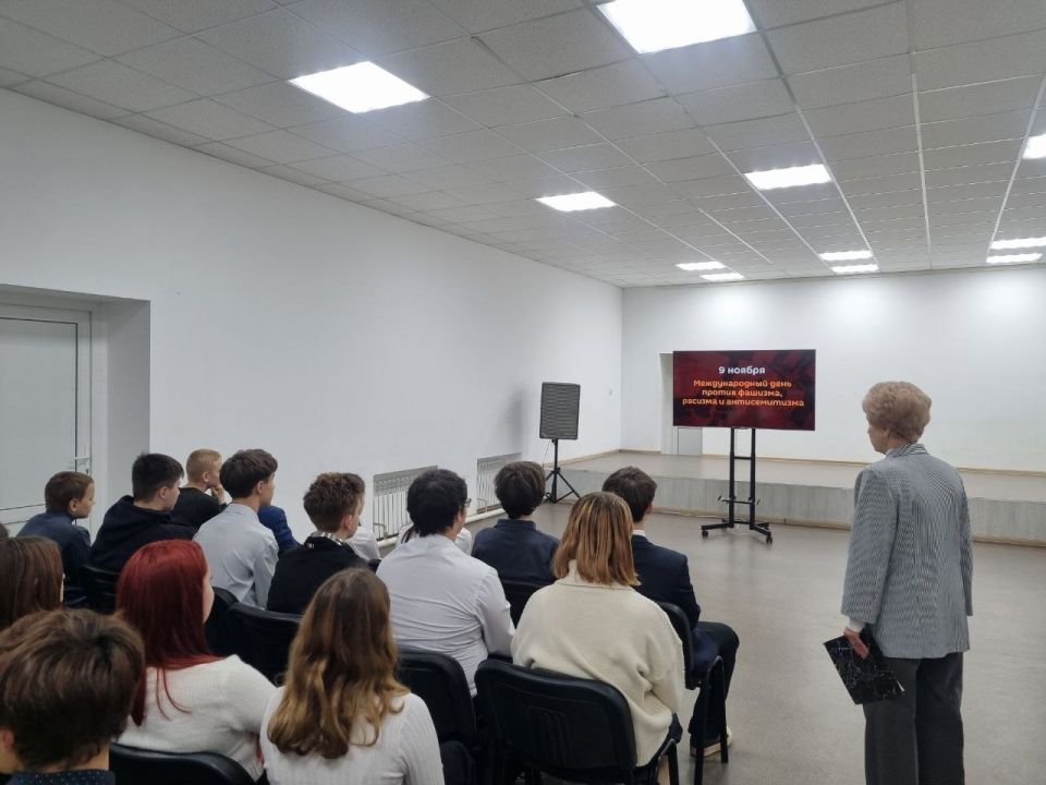 7 ноября во Дворце культуры им. М. И. Калинина прошел информационный час «Нет фашизму!», приуроченный к Международному дню против фашизма, расизма и антисемитизма 7 ноября во Дворце культуры им. М. И. Калинина прошел информационный час «Нет фашизму!», приуроченный к Международному дню против фашизма, расизма и антисемитизма
