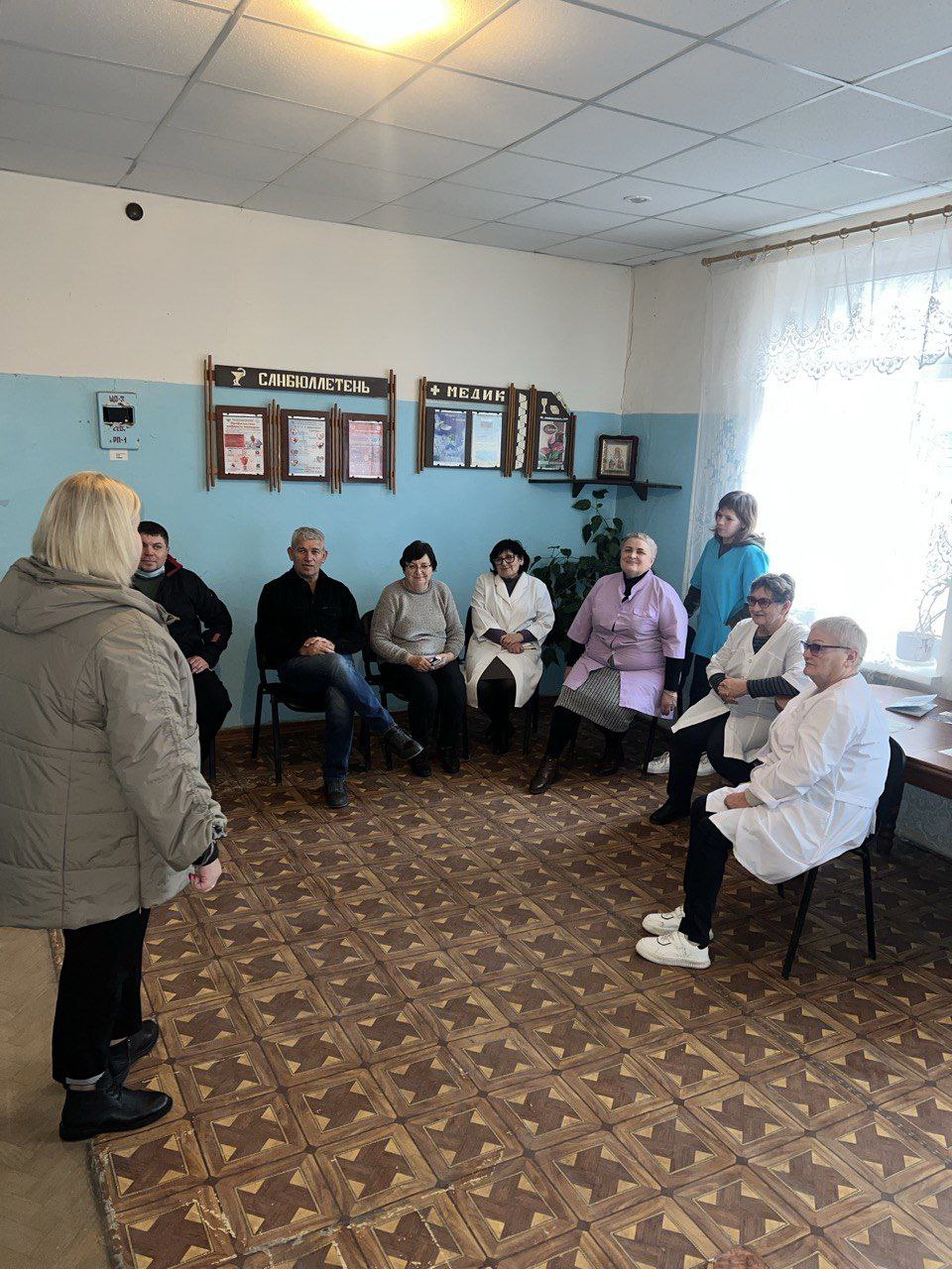 Сегодня заведующий Мирненским территориальным сектором Администрации Тельмановского округа провела встречу с трудовым коллективом Мирненской амбулатории, на которой рассмотрели такие вопросы: