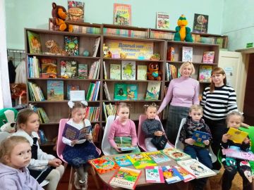 В Зугрэсской библиотеке-филиале №3 состоялась встреча с участниками изостудии «Радуга»