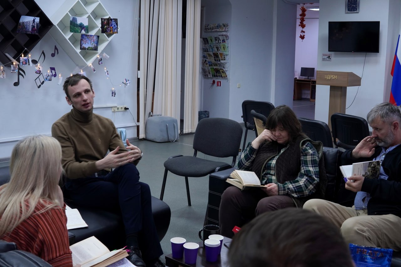 «Медленные достоевские вторники» — семинары медленного чтения в Донецкой республиканской библиотеке для молодежи ко дню рождения Ф. М. Достоевского «Медленные достоевские вторники» — семинары медленного чтения в Донецкой республиканской библиотеке для молодежи ко дню рождения Ф. М. Достоевского