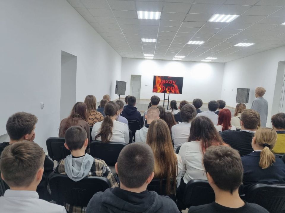 7 ноября во Дворце культуры им. М. И. Калинина прошел информационный час «Нет фашизму!», приуроченный к Международному дню против фашизма, расизма и антисемитизма 7 ноября во Дворце культуры им. М. И. Калинина прошел информационный час «Нет фашизму!», приуроченный к Международному дню против фашизма, расизма и антисемитизма