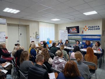 В стенах Мангушского центра занятости Донецкой Народной Республики прошел семинар, посвящённый вопросам трудоустройства несовершеннолетних, в котором приняла участие специалист Юго-Западной трудинспекции Юлия Иващенко