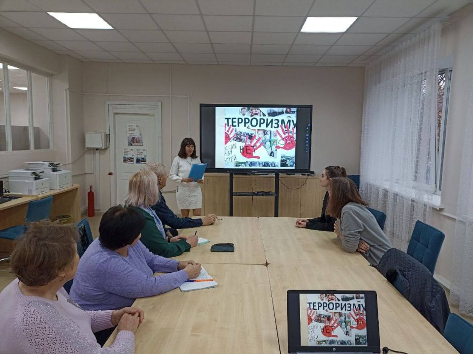 12 ноября работники Харцызской центральной модельной библиотеки, провели мероприятие «Как вести себя при угрозе теракта», гостями мероприятия были участники Программы «60+»