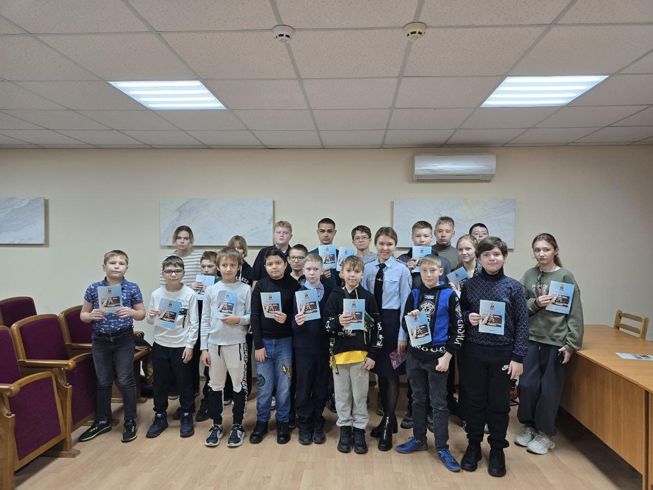 Сотрудники транспортной полиции Донецка провели «Урок безопасности» для воспитанников детской железной дороги Сотрудники транспортной полиции Донецка провели «Урок безопасности» для воспитанников детской железной дороги