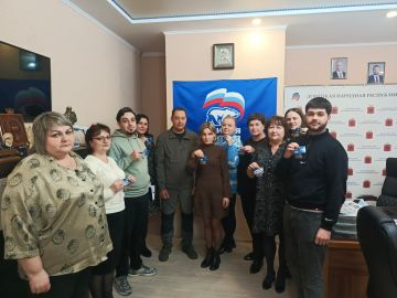 Константин Зинченко: Сегодня вручил партийные билеты и значки новым членам Волновахского местного отделения Партии "Единая Россия"