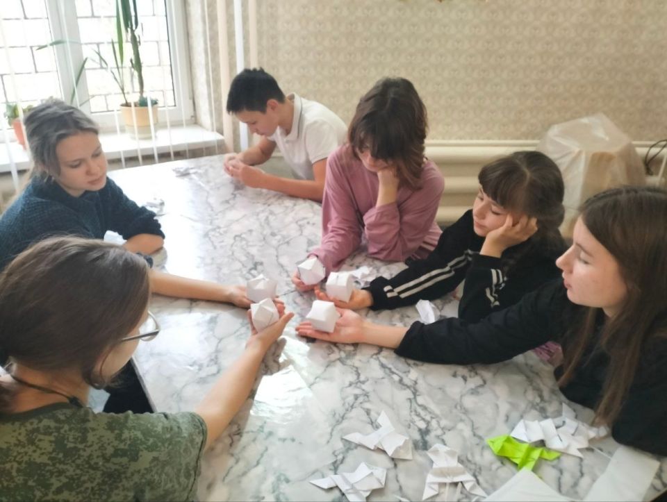В Детском клиническом центре г. Макеевка, в рамках проекта «Культура малой Родины» Всероссийской политической партии «Единая Россия», маленьких пациентов ждал приятный сюрприз: мастер-класс от рукодельницы Галины Ермаковой В Детском клиническом центре г. Макеевка, в рамках проекта «Культура малой Родины» Всероссийской политической партии «Единая Россия», маленьких пациентов ждал приятный сюрприз: мастер-класс от рукодельницы Галины Ермаковой