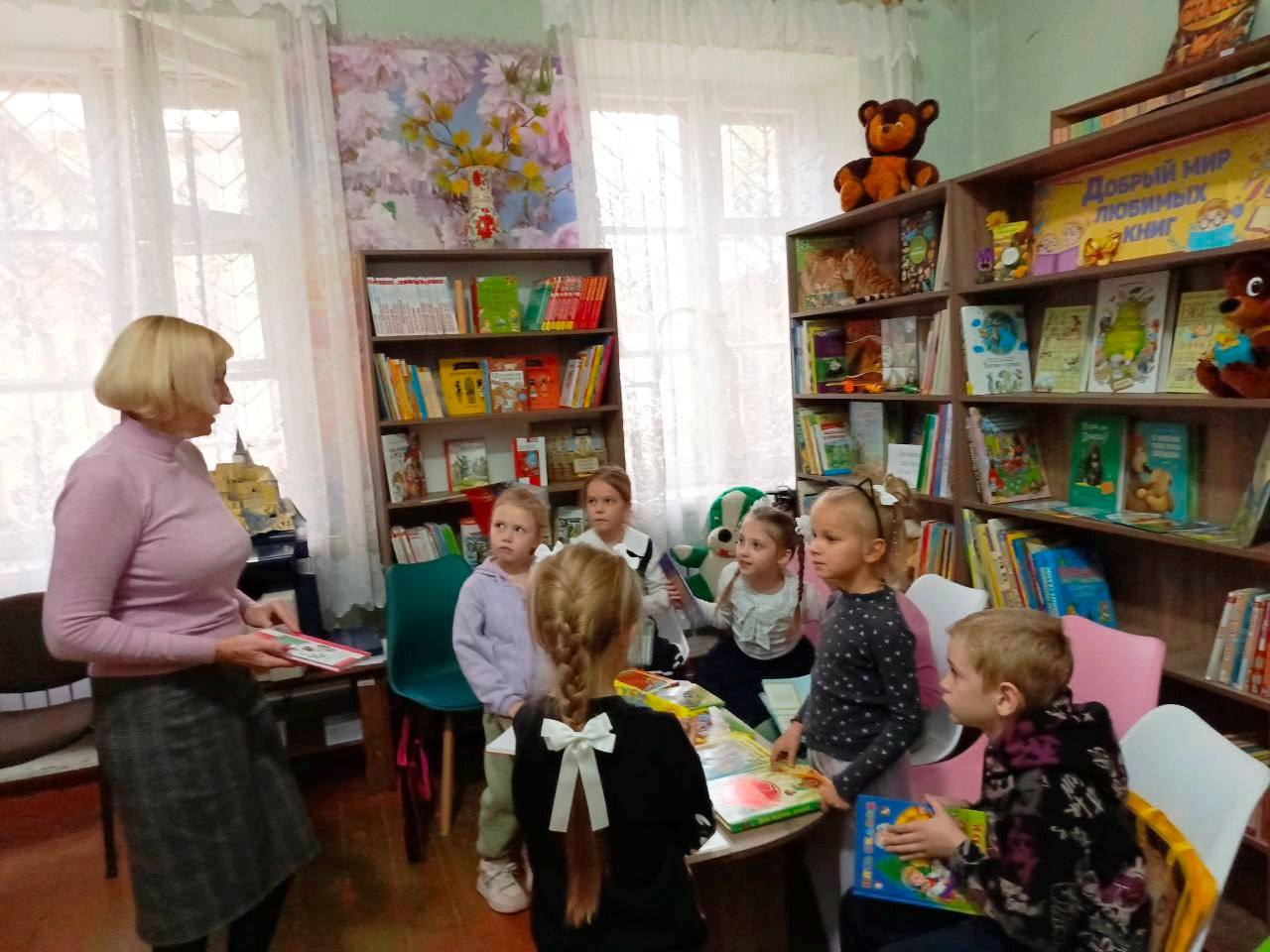 В Зугрэсской библиотеке-филиале №3 состоялась встреча с участниками изостудии «Радуга» В Зугрэсской библиотеке-филиале №3 состоялась встреча с участниками изостудии «Радуга»