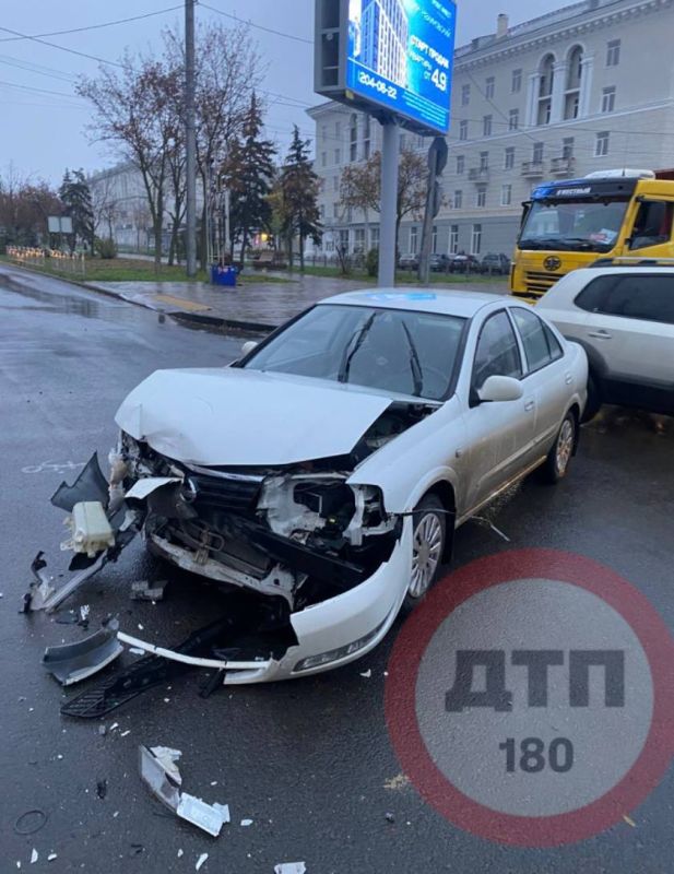 ДТП произошло на пересечении пр. Победы и ул. 50 лет Октября в Мариуполе ДТП произошло на пересечении пр. Победы и ул. 50 лет Октября в Мариуполе