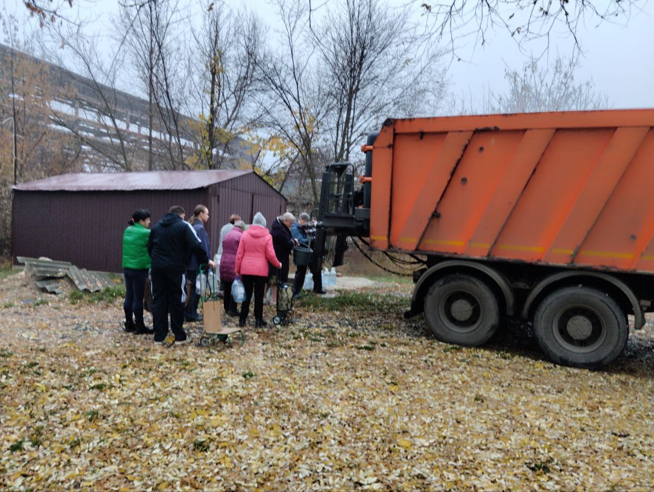 11 ноября, в Кировском внутригородском районе был организован подвоз воды для жителей домов, в которые в установленный графиком день не поступила вода 11 ноября, в Кировском внутригородском районе был организован подвоз воды для жителей домов, в которые в установленный графиком день не поступила вода