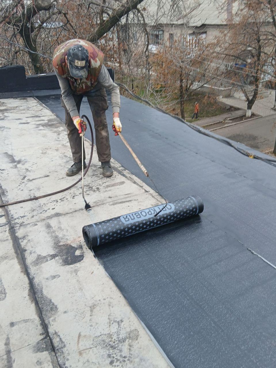 Подрядчики Нижегородской области продолжают ремонт кровель жилых домов в Харцызске Подрядчики Нижегородской области продолжают ремонт кровель жилых домов в Харцызске