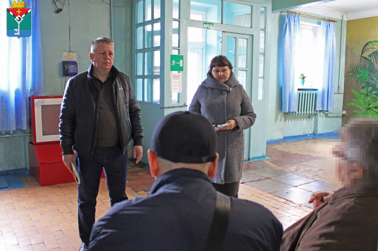 Сегодня в общежитии г. Енакиево заместитель Главы Администрации муниципального округа Александр Грибанов провел встречу с эвакуированными гражданами Краснолиманщины Сегодня в общежитии г. Енакиево заместитель Главы Администрации муниципального округа Александр Грибанов провел встречу с эвакуированными гражданами Краснолиманщины