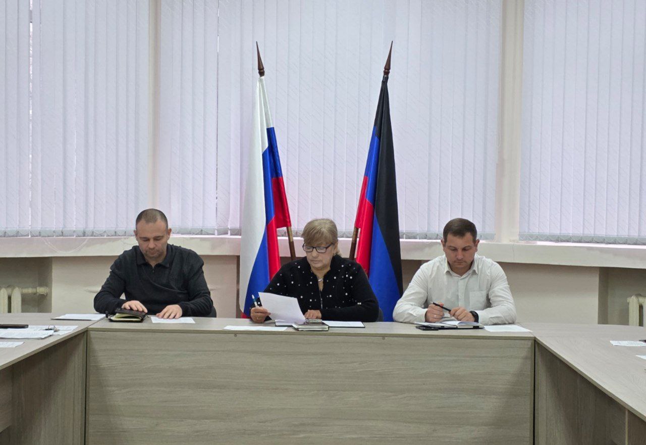 Татьяна Копылова: Сегодня, 12 ноября, провела аппаратное совещание Управы Ворошиловского внутригородского района Администрации городского округа Донецк обсуждались вопросы жизнедеятельности района, а именно: