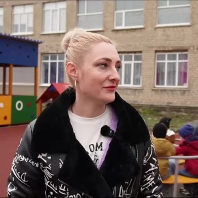 Сотрудница шахтерского УВК № 1 поблагодарила сахалинцев за новую площадку