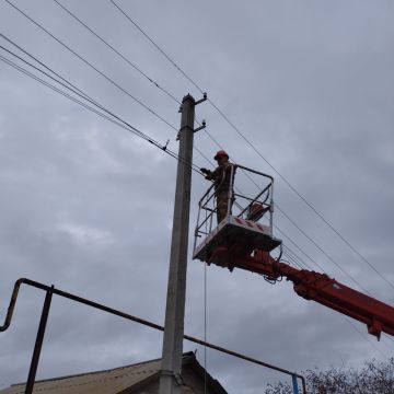 Наталья Великодная: В селе Чермалык по улицам Красноармейской и Ворошилова специалисты Тельмановского РЭС произвели замену аварийных опор