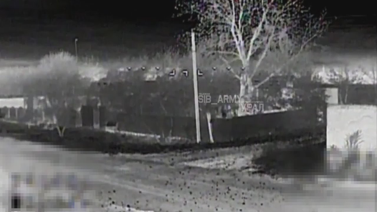 Расчёт БПЛА бригады Урал уничтожает бронеавтомобиль MaxxPro 59 ошбр СБС, а также пехоту и блиндажи противника на Покровском направлении