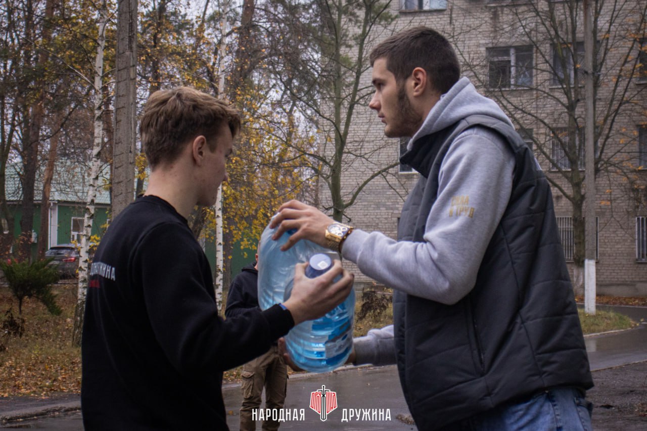 С заботой о гражданах. Команда Народной Дружины доставила 600 литров питьевой воды в Центральную городскую больницу Харцызска С заботой о гражданах. Команда Народной Дружины доставила 600 литров питьевой воды в Центральную городскую больницу Харцызска