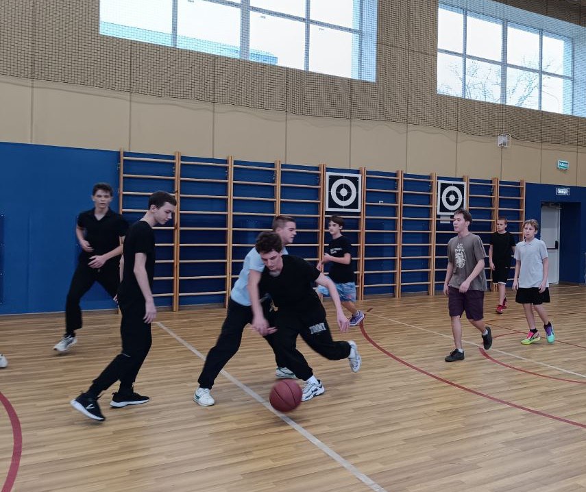 Сегодня, 12 ноября в рамках проекта «Детский спорт» партии «Единая Россия» состоялся муниципальный этап Чемпионата «ШОЛЬНАЯ БАСКЕТБОЛЬНАЯ ЛИГА ДОНЕЦКОЙ НАРОДНОЙ РЕСПУБЛИКИ»