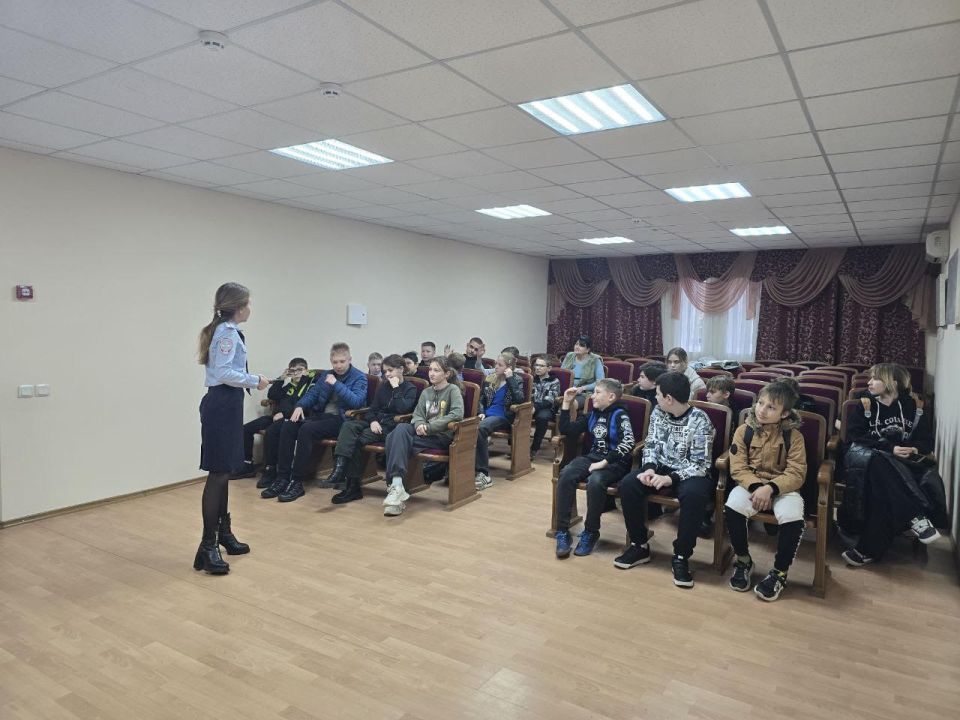 Сотрудники транспортной полиции Донецка провели «Урок безопасности» для воспитанников детской железной дороги Сотрудники транспортной полиции Донецка провели «Урок безопасности» для воспитанников детской железной дороги