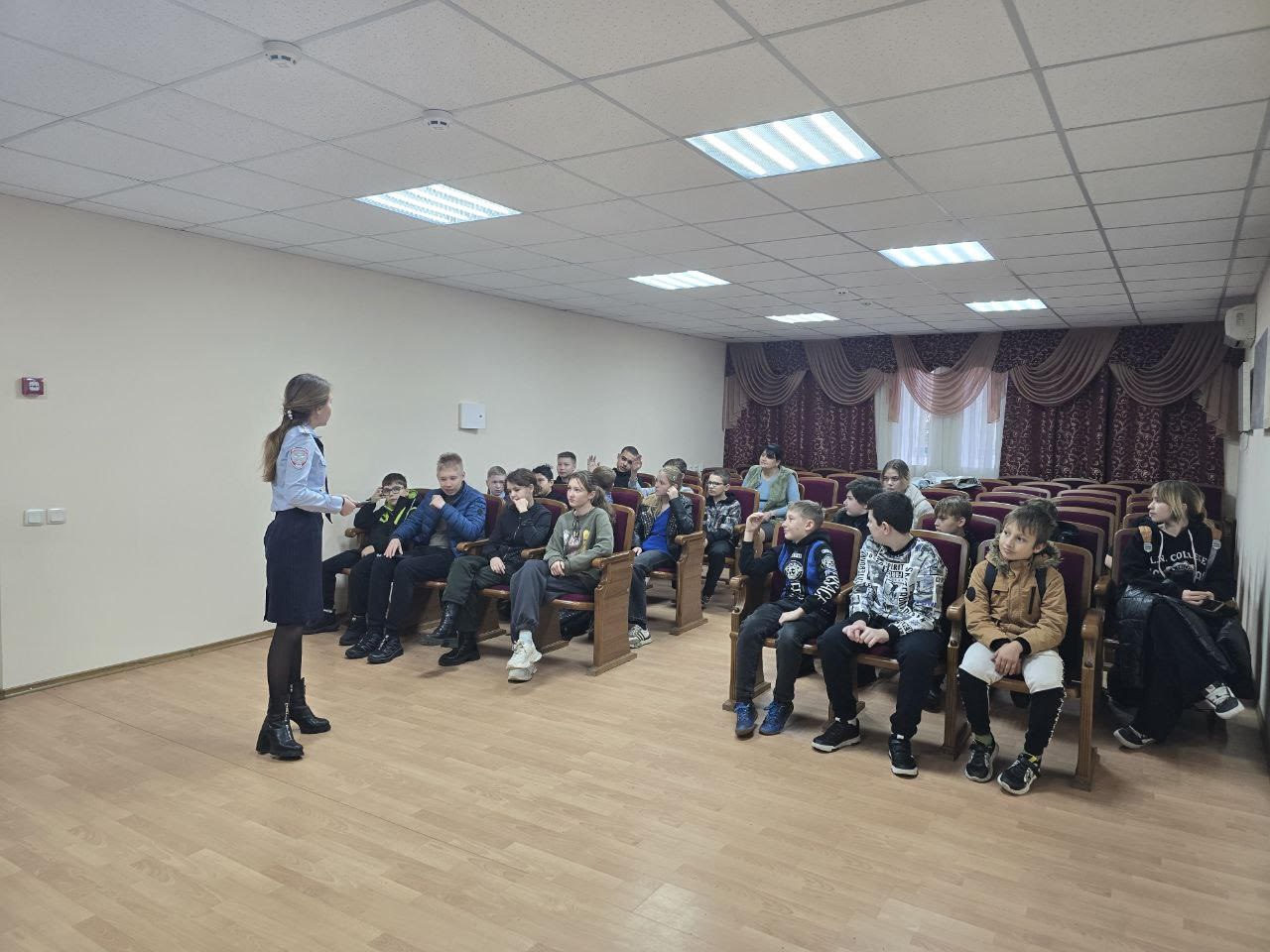 Сотрудники транспортной полиции Донецка провели «Урок безопасности» для воспитанников детской железной дороги Сотрудники транспортной полиции Донецка провели «Урок безопасности» для воспитанников детской железной дороги