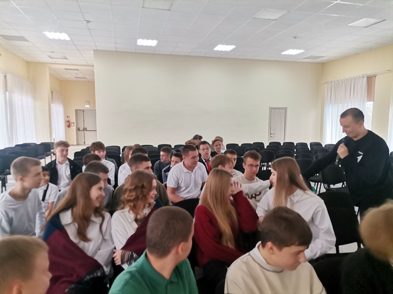 Встречу со старшеклассниками г. Светлодарск 10 ноября провели Наконечный Кирилл Юрьевич, главный специалист Министерства по делам молодежи Камчатского края, и Встречу со старшеклассниками г. Светлодарск 10 ноября провели Наконечный Кирилл Юрьевич, главный специалист Министерства по делам молодежи Камчатского края, и