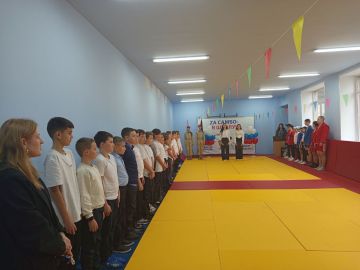 Александр Шатов: В рамках партийного проекта Единой России "Выбор сильных" в городе Ждановке открылся школьный зал самбо