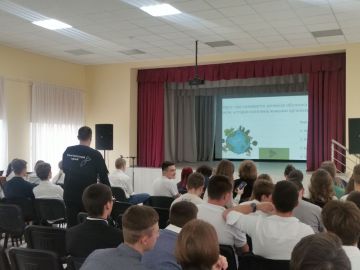 Встречу со старшеклассниками г. Светлодарск 10 ноября провели Наконечный Кирилл Юрьевич, главный специалист Министерства по делам молодежи Камчатского края, и