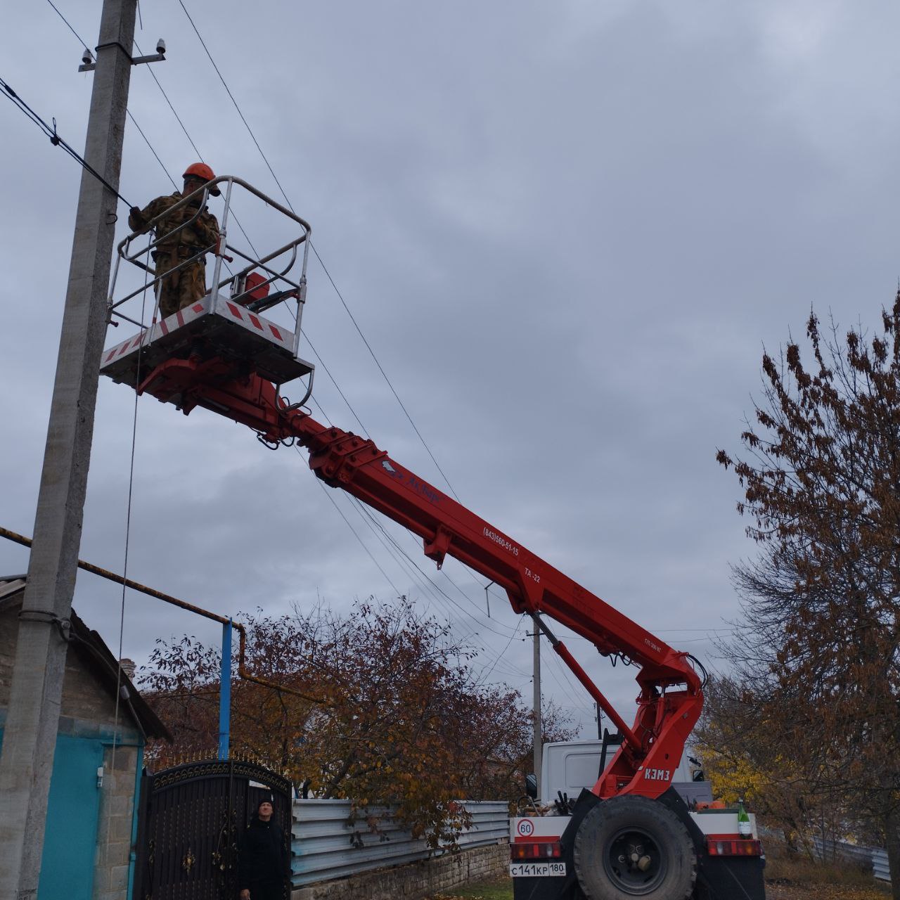 Наталья Великодная: В селе Чермалык по улицам Красноармейской и Ворошилова специалисты Тельмановского РЭС произвели замену аварийных опор Наталья Великодная: В селе Чермалык по улицам Красноармейской и Ворошилова специалисты Тельмановского РЭС произвели замену аварийных опор