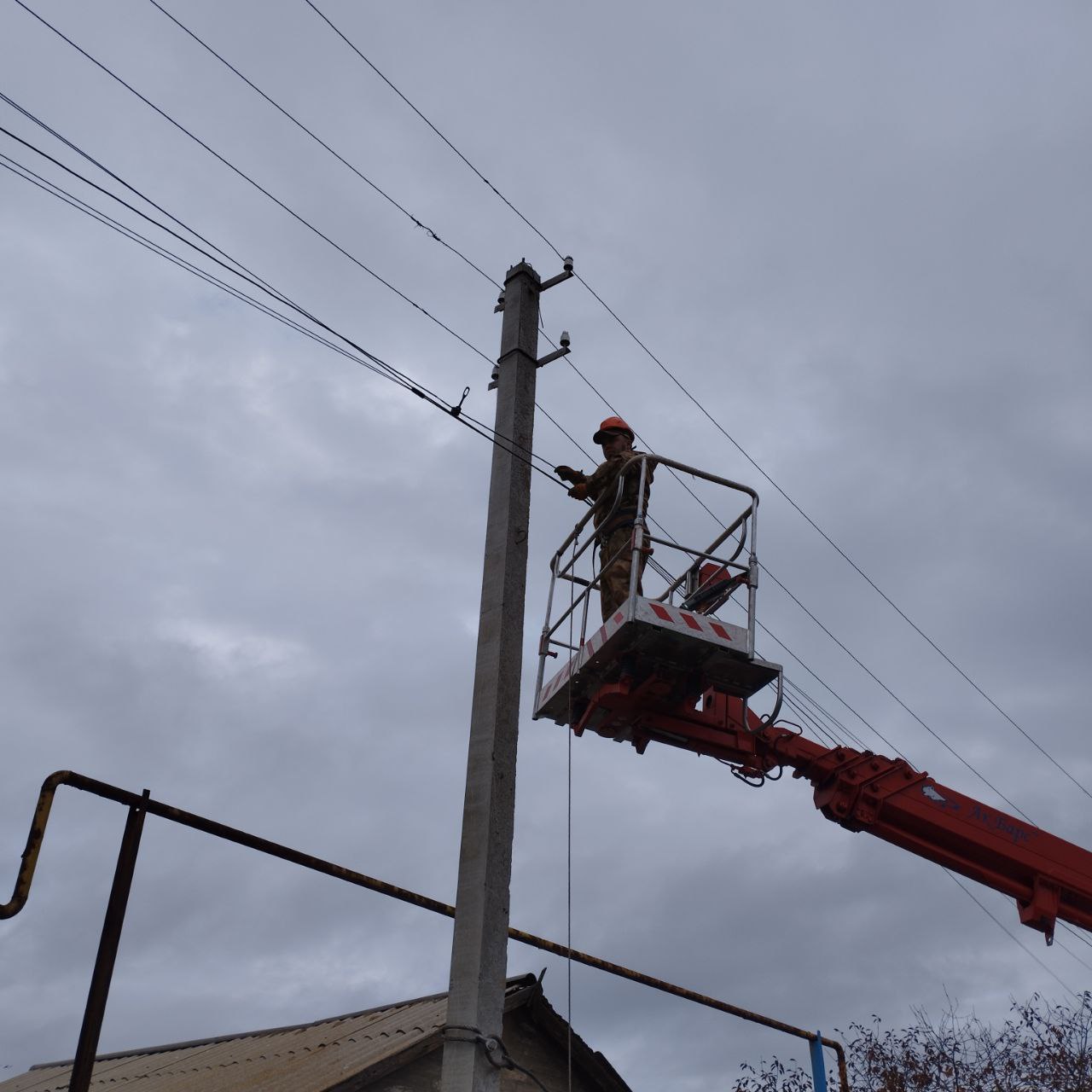 Наталья Великодная: В селе Чермалык по улицам Красноармейской и Ворошилова специалисты Тельмановского РЭС произвели замену аварийных опор