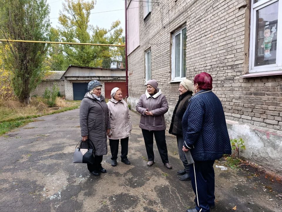 ВСТРЕЧИ С ЖИТЕЛЯМИ. 12 ноября 2025 года депутаты Ясиноватского муниципального совета Донецкой Народной Республики от фракции «Единая Россия» Елена Асаул и Ирина Евсюкова провели встречу с жителями ВСТРЕЧИ С ЖИТЕЛЯМИ. 12 ноября 2025 года депутаты Ясиноватского муниципального совета Донецкой Народной Республики от фракции «Единая Россия» Елена Асаул и Ирина Евсюкова провели встречу с жителями
