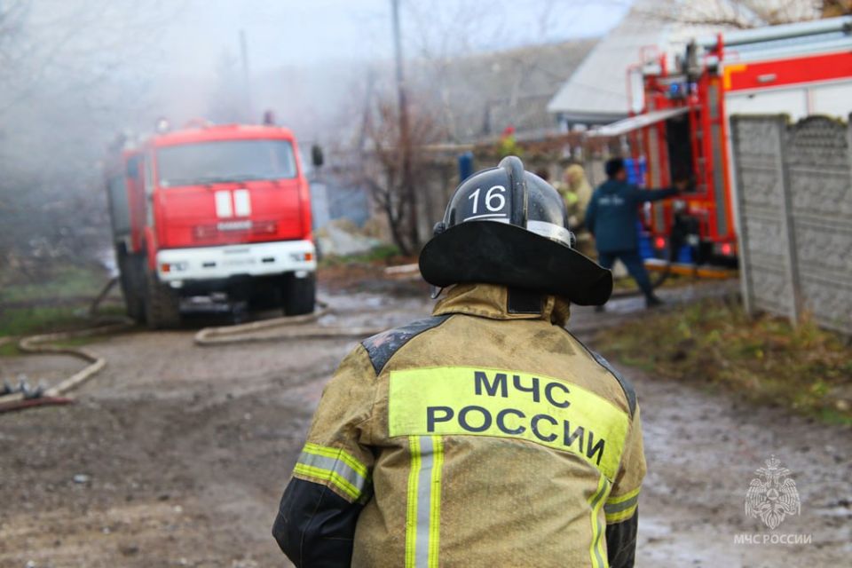 Фото с места тушения пожара в Кировском районе Макеевки в объективе пресс-службы МЧС Фото с места тушения пожара в Кировском районе Макеевки в объективе пресс-службы МЧС