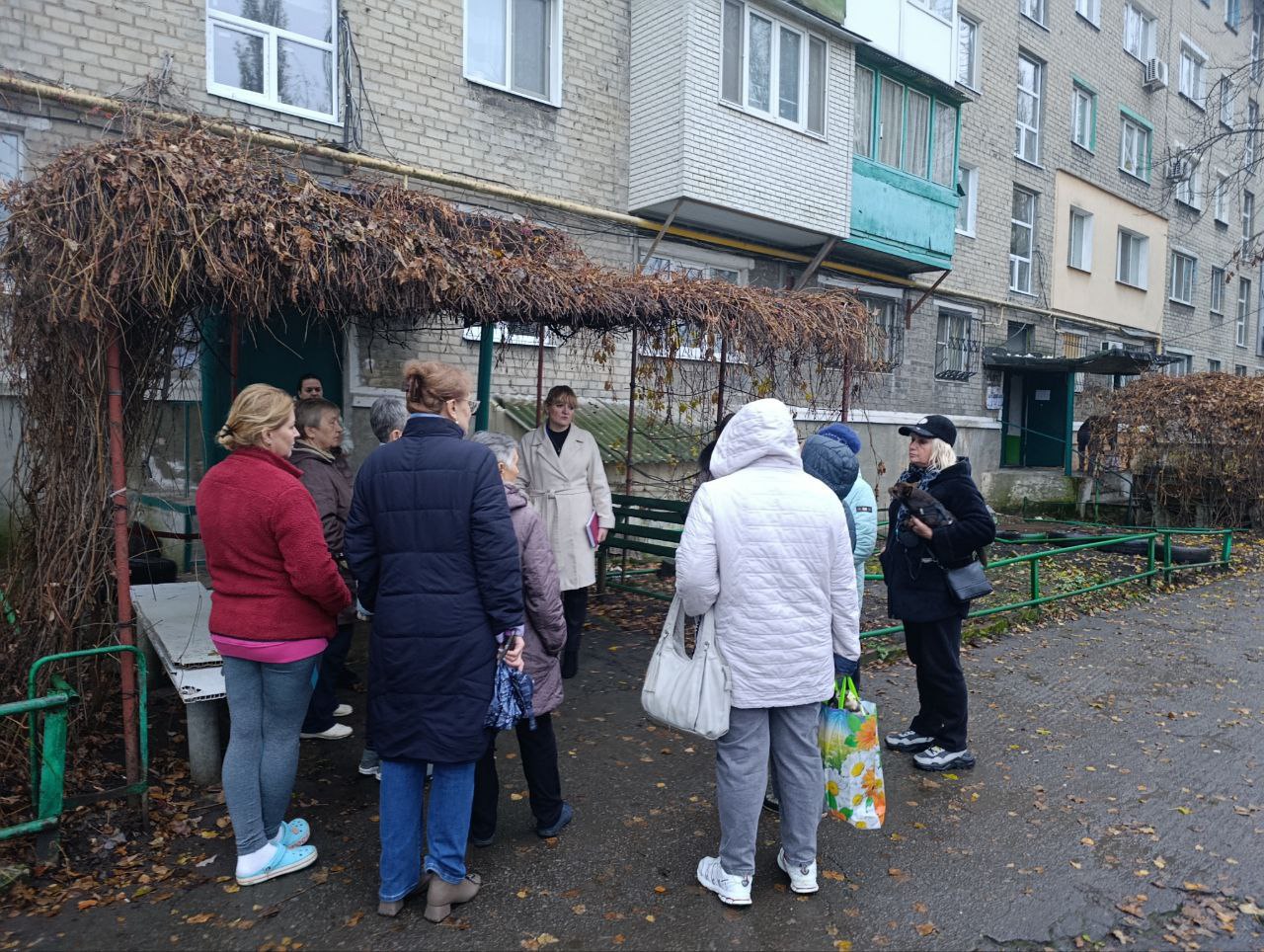 12 ноября заместитель руководителя Управы Червоногвардейского внутригородского района Администрации городского округа Макеевка Татьяна Задорожная провела встречу с жителями жилого массива Крупской на придомовой территории...