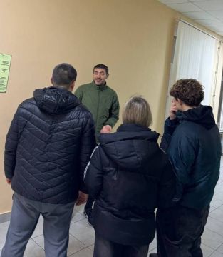 Вчера депутат Мангушского муниципального совета, член фракции Всероссийской политической партии «ЕДИНАЯ РОССИЯ» в Мангушском муниципальном совете Попруженко Артем Викторович провел встречу с молодежью пгт