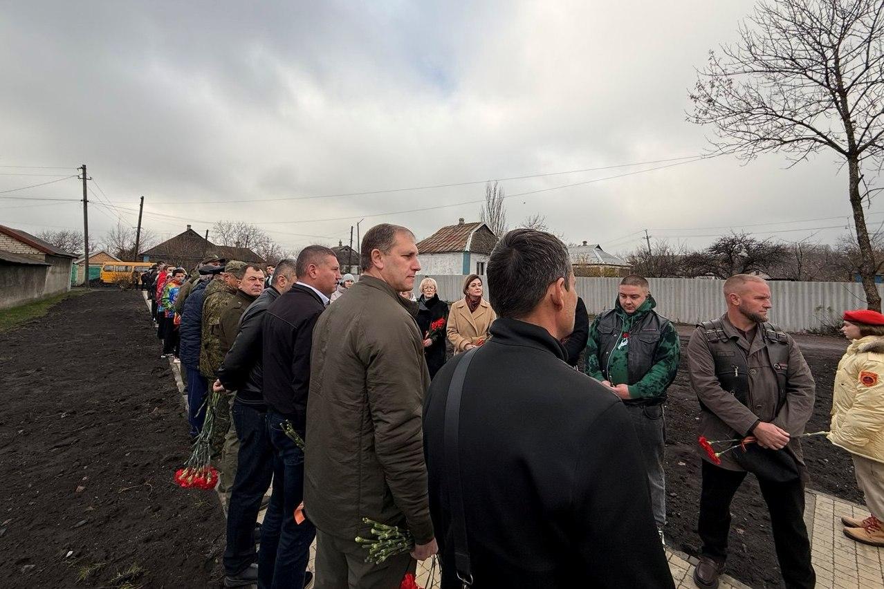 В Шахтерске открыли после реконструкции братскую могилу Советских воинов на улице Гастелло В Шахтерске открыли после реконструкции братскую могилу Советских воинов на улице Гастелло