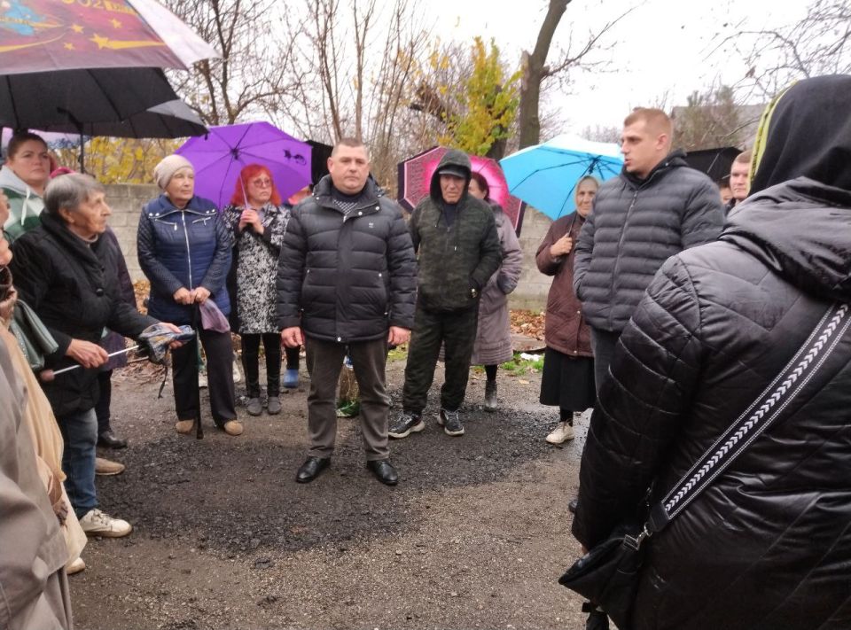 12 ноября руководитель Управы Червоногвардейского внутригородского района Администрации городского округа Макеевка Антон Гринзовский провел встречу с жителями жилого массива Горького возле магазина «Продукты» на улице... 12 ноября руководитель Управы Червоногвардейского внутригородского района Администрации городского округа Макеевка Антон Гринзовский провел встречу с жителями жилого массива Горького возле магазина «Продукты» на улице...