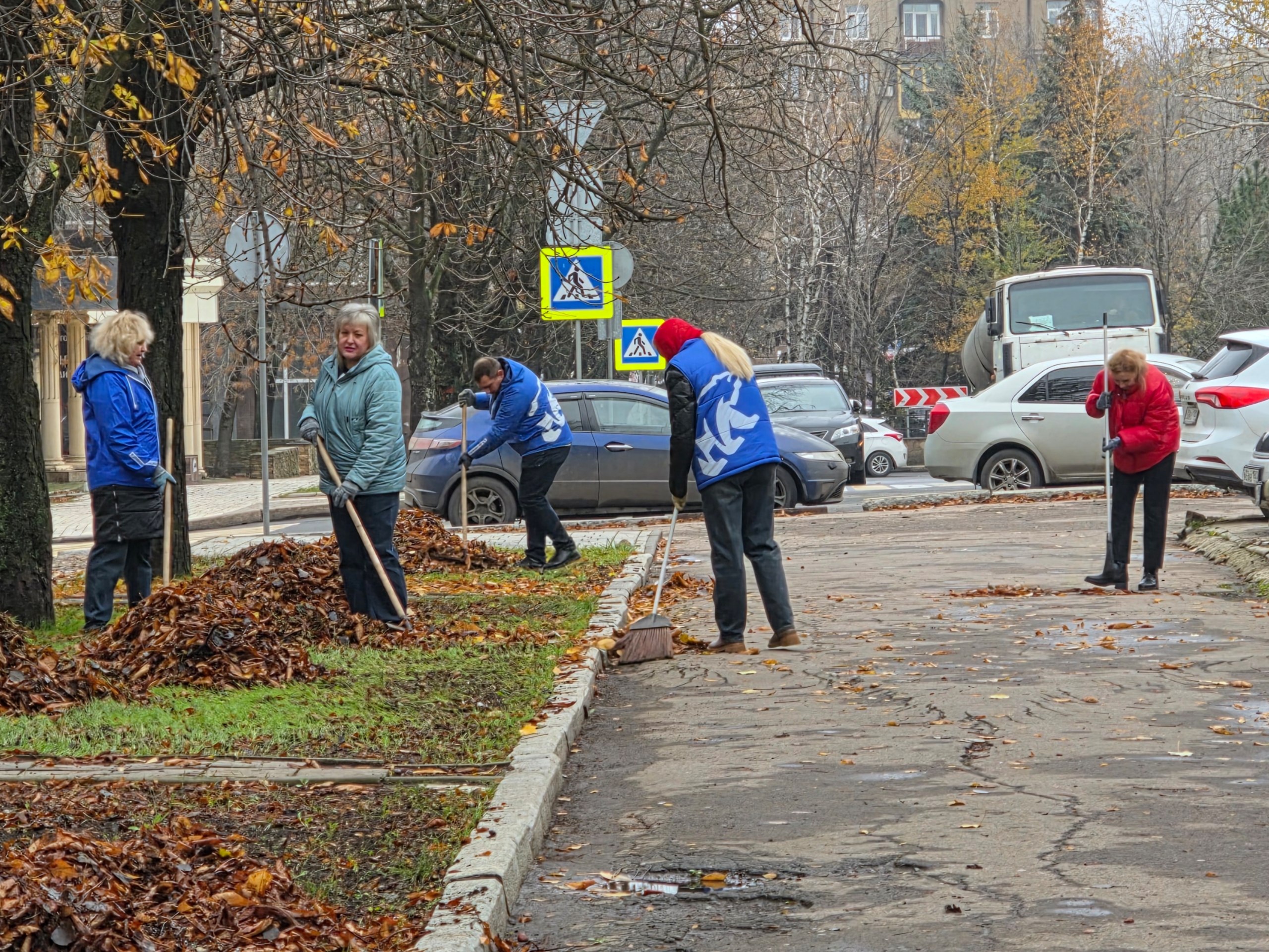 Сегодня в рамках партийного проекта Единой России «Городская среда» в Ворошиловском районе прошла экологическая акция «Чистый четверг» Сегодня в рамках партийного проекта Единой России «Городская среда» в Ворошиловском районе прошла экологическая акция «Чистый четверг»