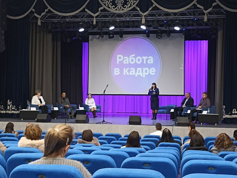 Любой работодатель по вопросам оформления и регулирования трудовых отношений, в т.ч. с несовершеннолетними, может обратиться в: