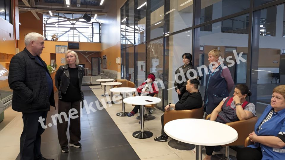 Сегодня состоялась встреча заместителя главы администрации городского округа Донецк с коллективом спортивного комплекса «Петровский» в Петровском районе Сегодня состоялась встреча заместителя главы администрации городского округа Донецк с коллективом спортивного комплекса «Петровский» в Петровском районе