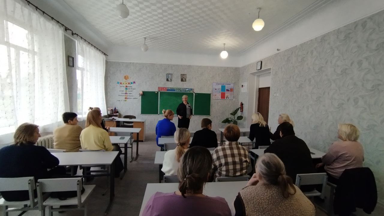 12 ноября в Червоногвардейском районе состоялась встреча первого заместителя руководителя Управы Червоногвардейского внутригородского района Администрации городского округа Макеевка Ирины Полищук с жителями жилого массива... 12 ноября в Червоногвардейском районе состоялась встреча первого заместителя руководителя Управы Червоногвардейского внутригородского района Администрации городского округа Макеевка Ирины Полищук с жителями жилого массива...