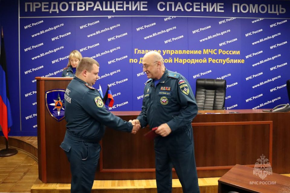 Отвага, преданность, спасение: в ДНР спасателям вручили ведомственные и региональные награды Отвага, преданность, спасение: в ДНР спасателям вручили ведомственные и региональные награды