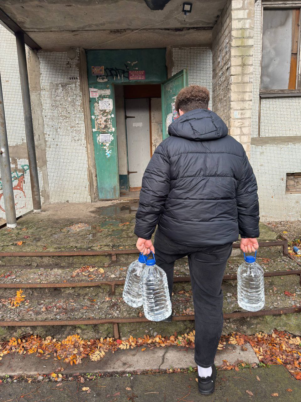 Всегда поможем!. Первые совместно с «Единой Россией» организовали помощь пожилым людям — добровольцы доставили им питьевую воду прямо на дом Всегда поможем!. Первые совместно с «Единой Россией» организовали помощь пожилым людям — добровольцы доставили им питьевую воду прямо на дом