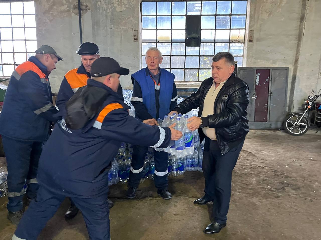 Роман Конев: 12 ноября 2025 года депутат Горловского городского совета от фракции «Единая Россия» Сергей Третьяков организовал доставку воды населению