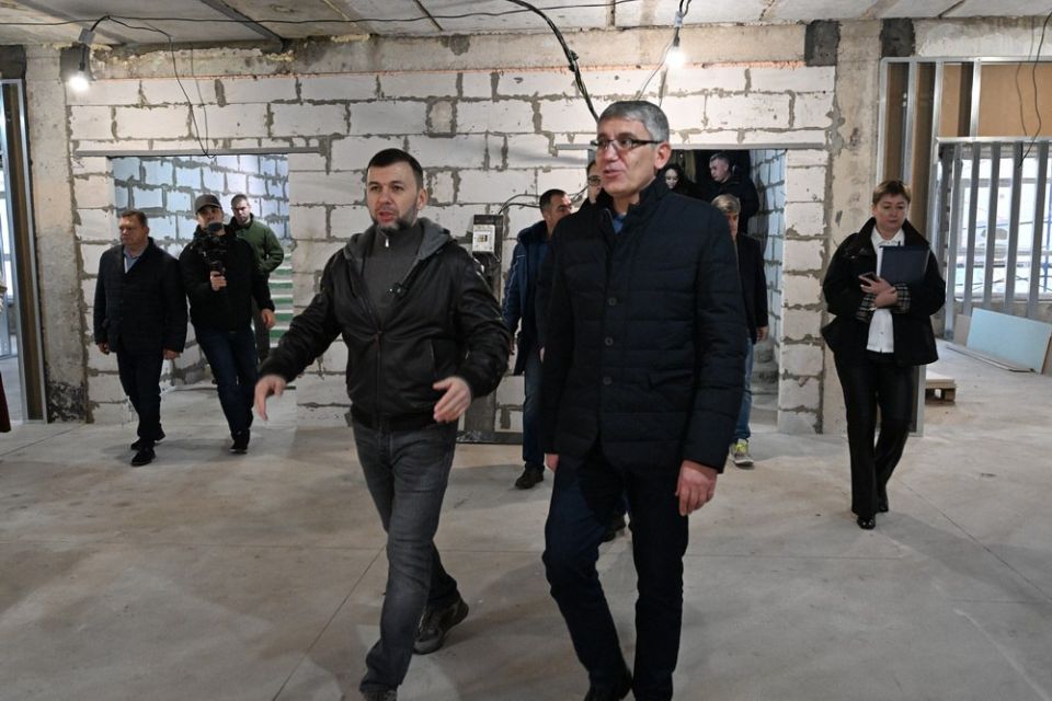 Губернатор Тульской области Дмитрий Миляев в ходе рабочего визита в Мариуполь совместно с Главой ДНР Денисом Пушилиным проинспектировал ход восстановления социальной инфраструктуры города Губернатор Тульской области Дмитрий Миляев в ходе рабочего визита в Мариуполь совместно с Главой ДНР Денисом Пушилиным проинспектировал ход восстановления социальной инфраструктуры города