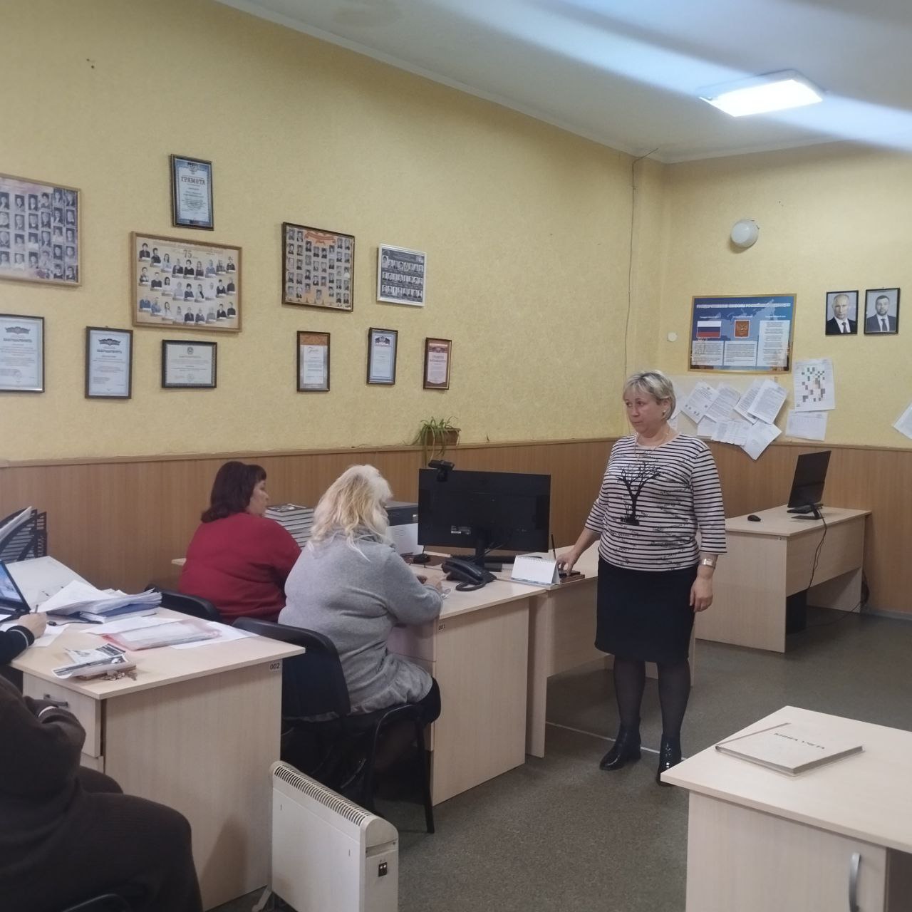 Сегодня, 13 ноября в Червоногвардейском районе прошла встреча первого заместителя руководителя Управа Червоногвардейского внутригородского района Администрации городского округа Макеевка Ирины Полищук с жителями жилого... Сегодня, 13 ноября в Червоногвардейском районе прошла встреча первого заместителя руководителя Управа Червоногвардейского внутригородского района Администрации городского округа Макеевка Ирины Полищук с жителями жилого...