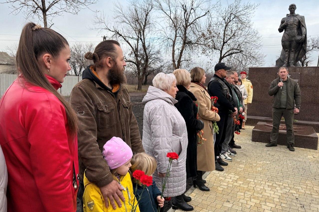 Александр Шатов: В Шахтерске открыли после реконструкции братскую могилу Советских воинов на улице Гастелло Александр Шатов: В Шахтерске открыли после реконструкции братскую могилу Советских воинов на улице Гастелло