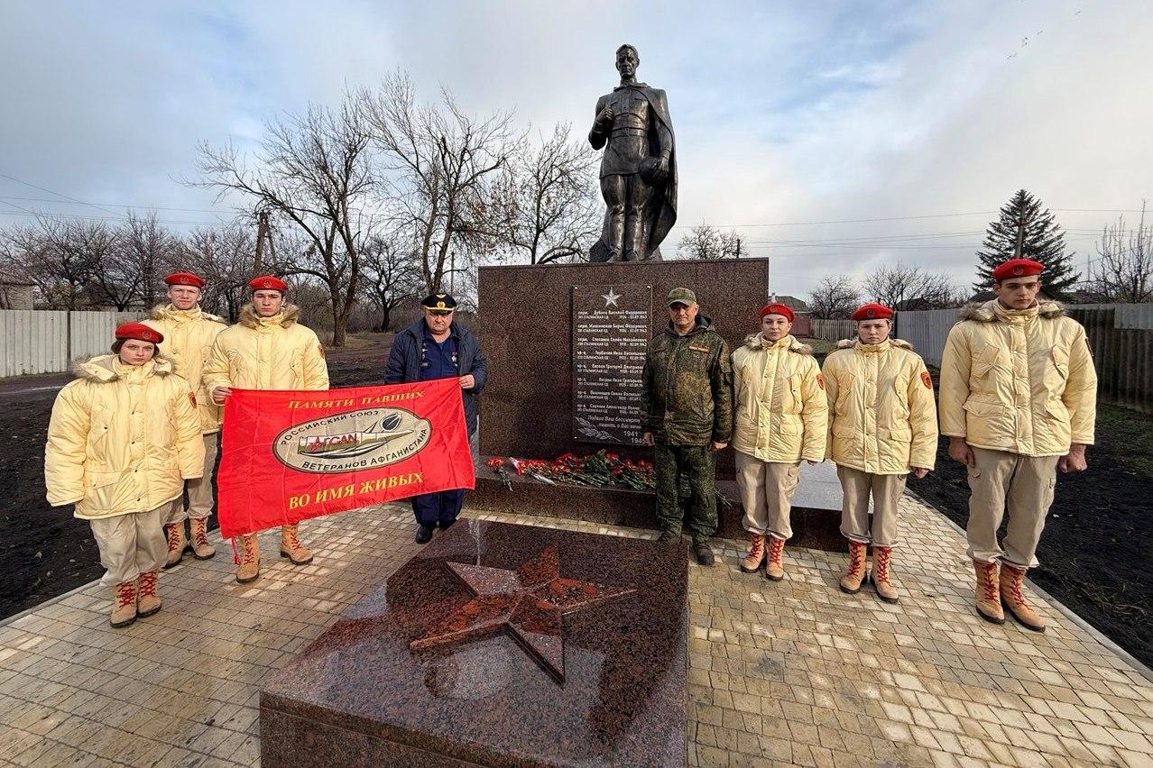 В Шахтерске открыли после реконструкции братскую могилу Советских воинов на улице Гастелло В Шахтерске открыли после реконструкции братскую могилу Советских воинов на улице Гастелло