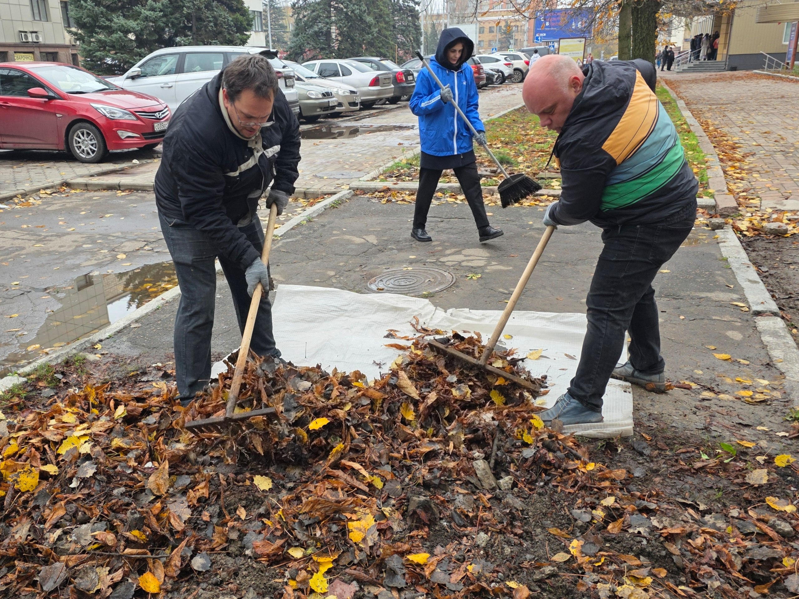 Сегодня в рамках партийного проекта Единой России «Городская среда» в Ворошиловском районе прошла экологическая акция «Чистый четверг» Сегодня в рамках партийного проекта Единой России «Городская среда» в Ворошиловском районе прошла экологическая акция «Чистый четверг»