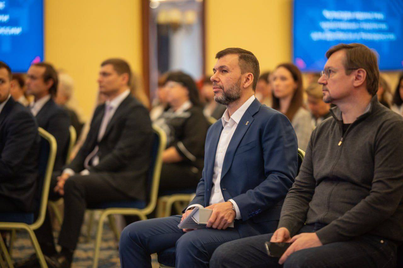 Денис Пушилин открыл форум «Культура единства: креативные стратегии для Донбасса и Новороссии» Денис Пушилин открыл форум «Культура единства: креативные стратегии для Донбасса и Новороссии»